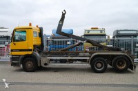 Camion con gancho portacontenedor